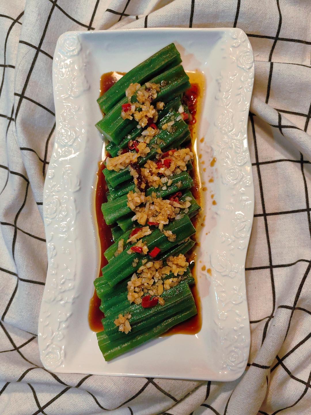 安利个夏日最好吃的凉菜做法，调万能凉菜汁拌什么菜都非常🉐好吃😋，今天拌个秋葵，料汁中再添个㊙密调料，风味更加独特🤭