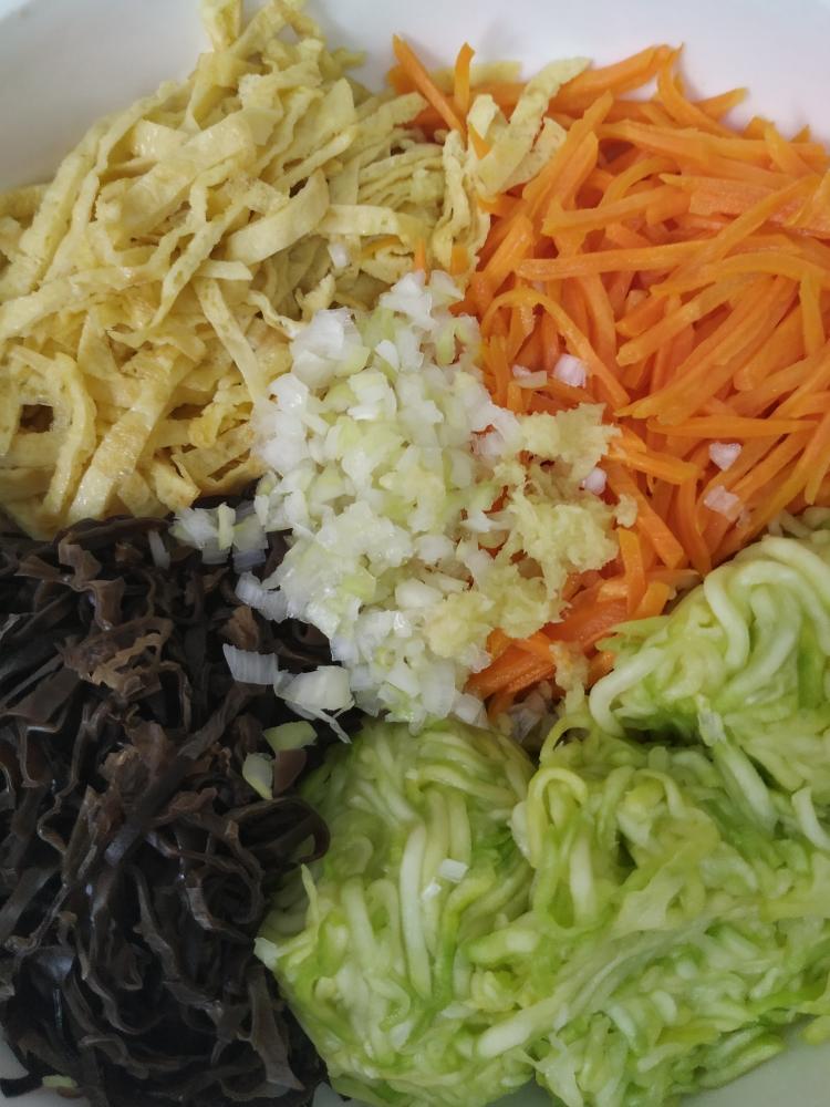 西葫芦胡萝卜鸡蛋木耳水煎包