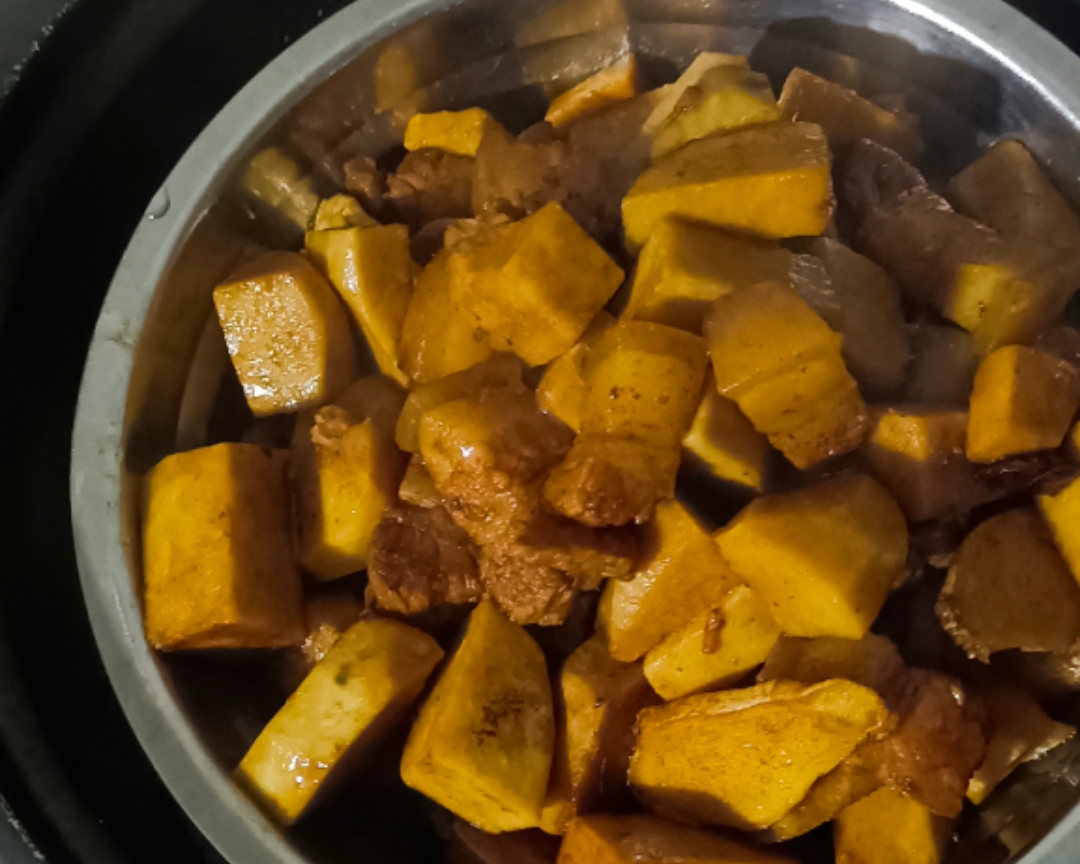 红烧肉焖芋头的做法