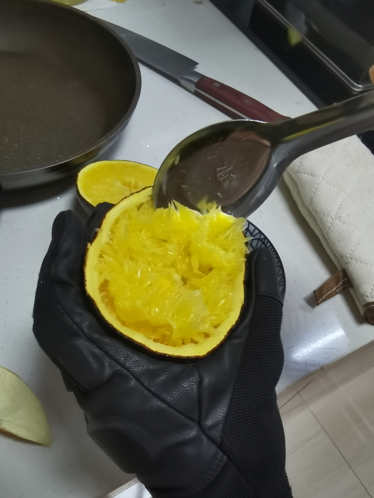 烤橙子拌红糖的做法 步骤3