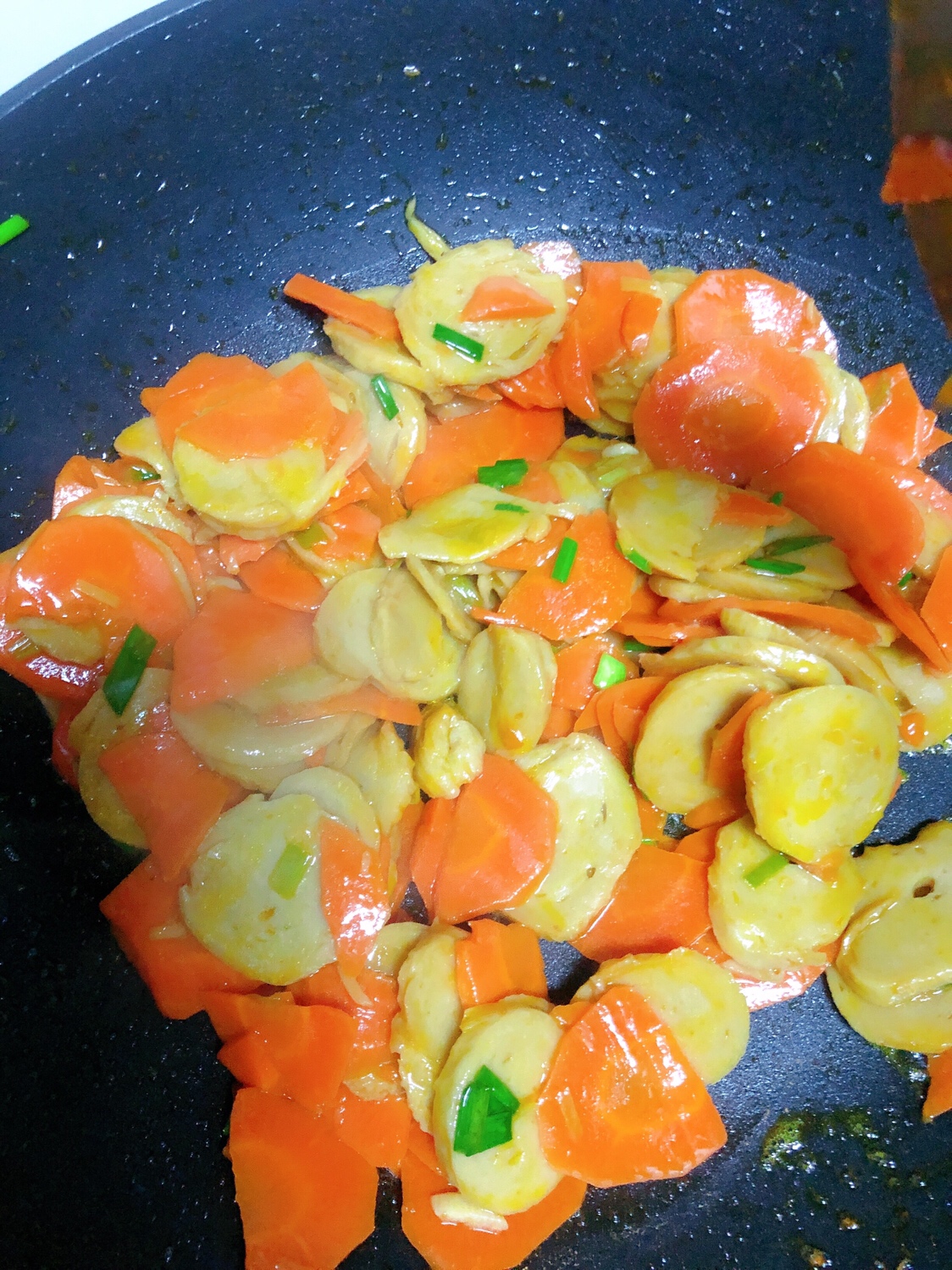 （快手菜 ）胡萝卜炒面筋的做法 步骤7