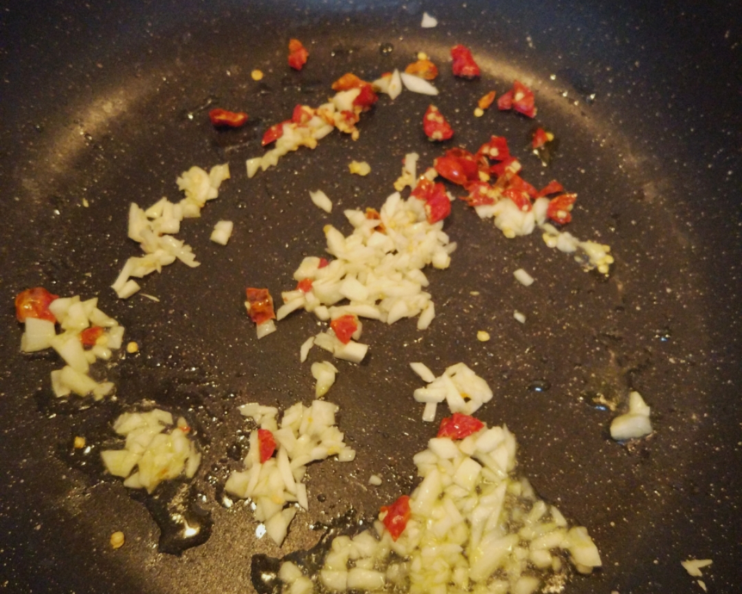 虾仁香菇炒菠菜的做法 步骤5