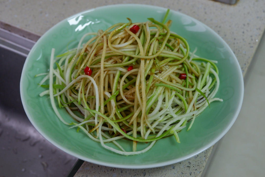 【嗷呜】不开火就能吃上的凉拌西葫芦丝