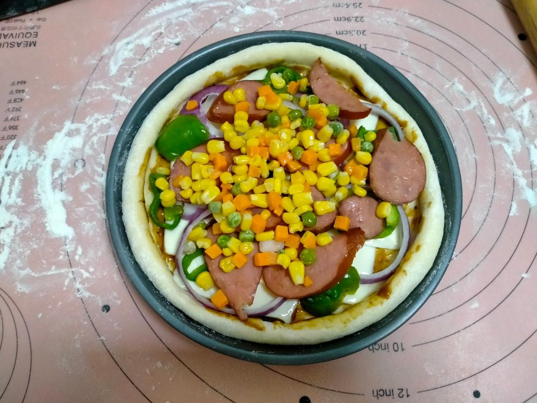 含宣软饼皮做法、自己在家也能做出馅料十足、超拉丝的美味诱人披萨