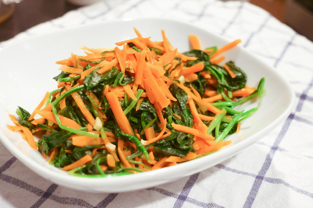 不爱吃菠菜也能爱上菠菜的【胡萝卜炒菠菜】的做法