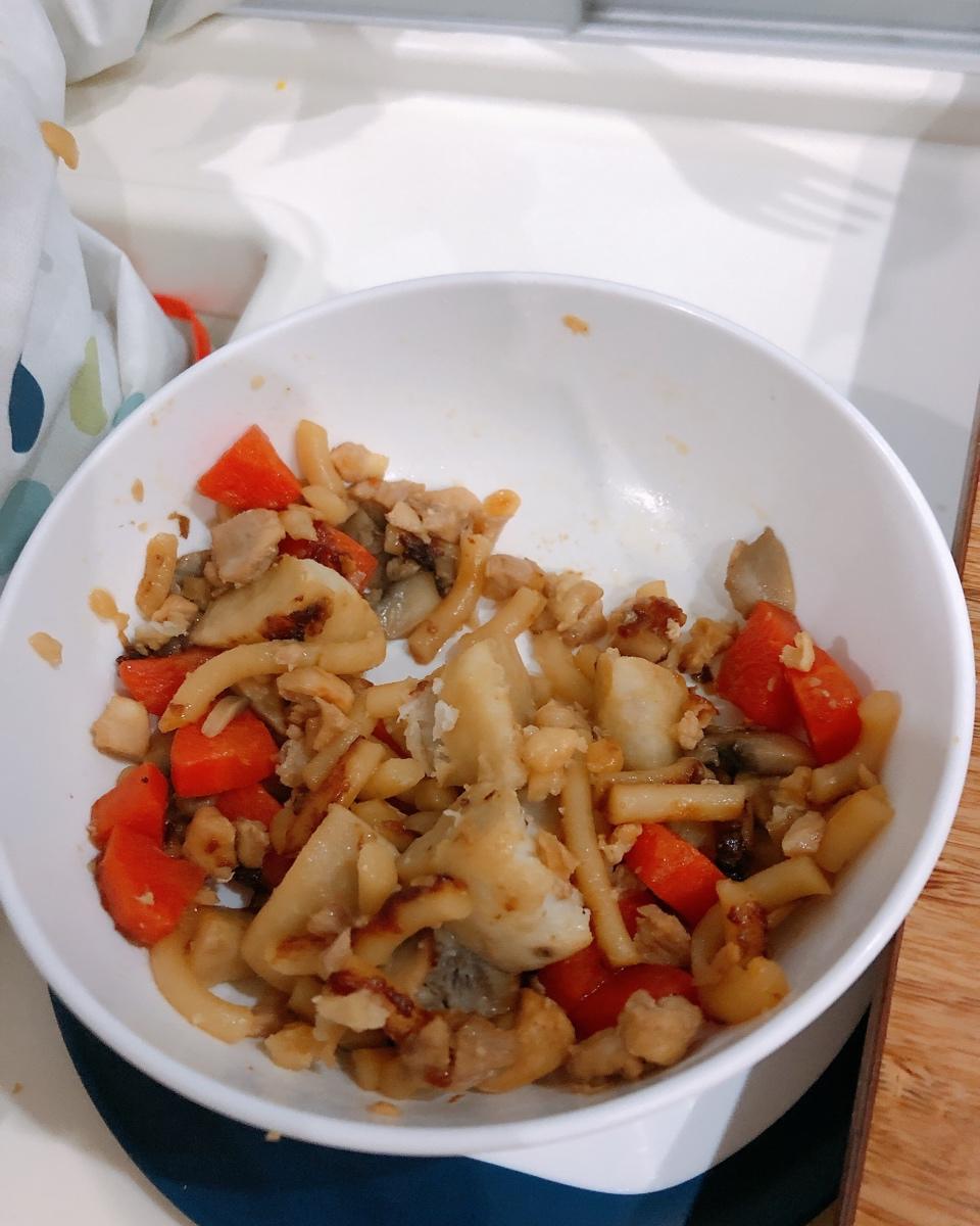 【胡萝卜芋头口蘑炖鸡肉】配乌冬面·宝贝超爱！