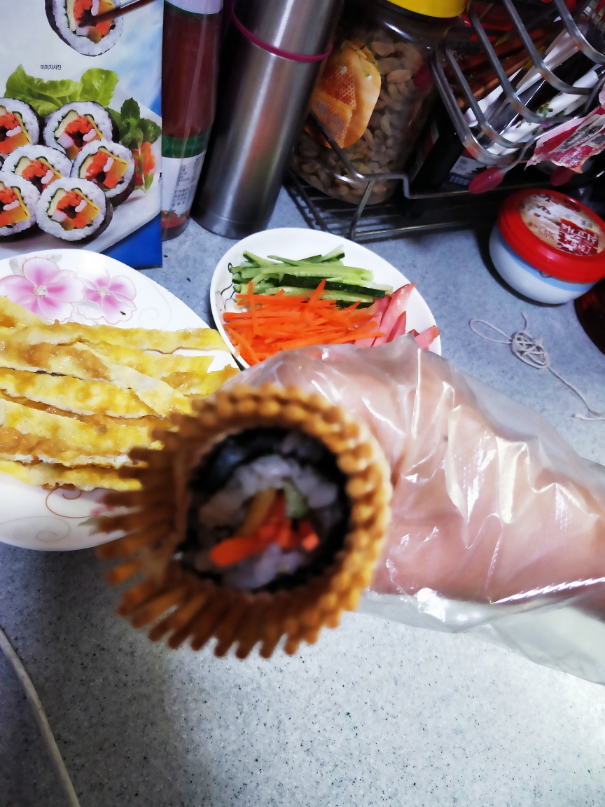 金枪鱼紫菜包饭的做法 步骤9