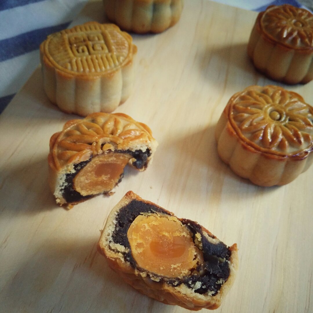 广式月饼—蛋黄芝麻月饼