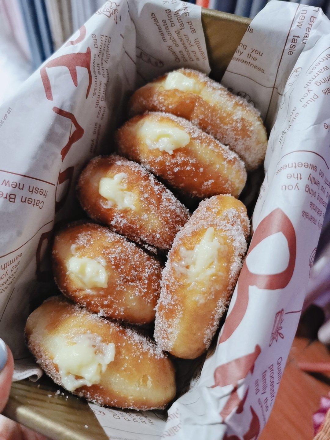 好吃到哭泣的甜甜圈VANILLA CREAM-FILLED DOUGHNUTS