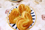 🌈奶香椰蓉面包🌈先和面团，醒发的时候制作椰蓉馅，面团可以用厨师机，也可以手揉出膜。