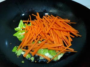 超简单易上手的胡萝卜炒香干的做法 步骤4