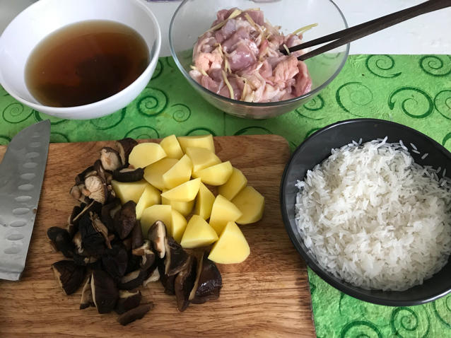 【香菇鸡肉焖饭】