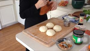 【视频】手工揉披萨面团//玛格丽特披萨的做法 步骤5