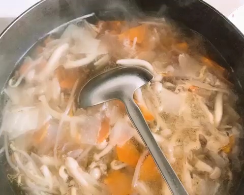 日式五花肉萝卜杂蔬汤