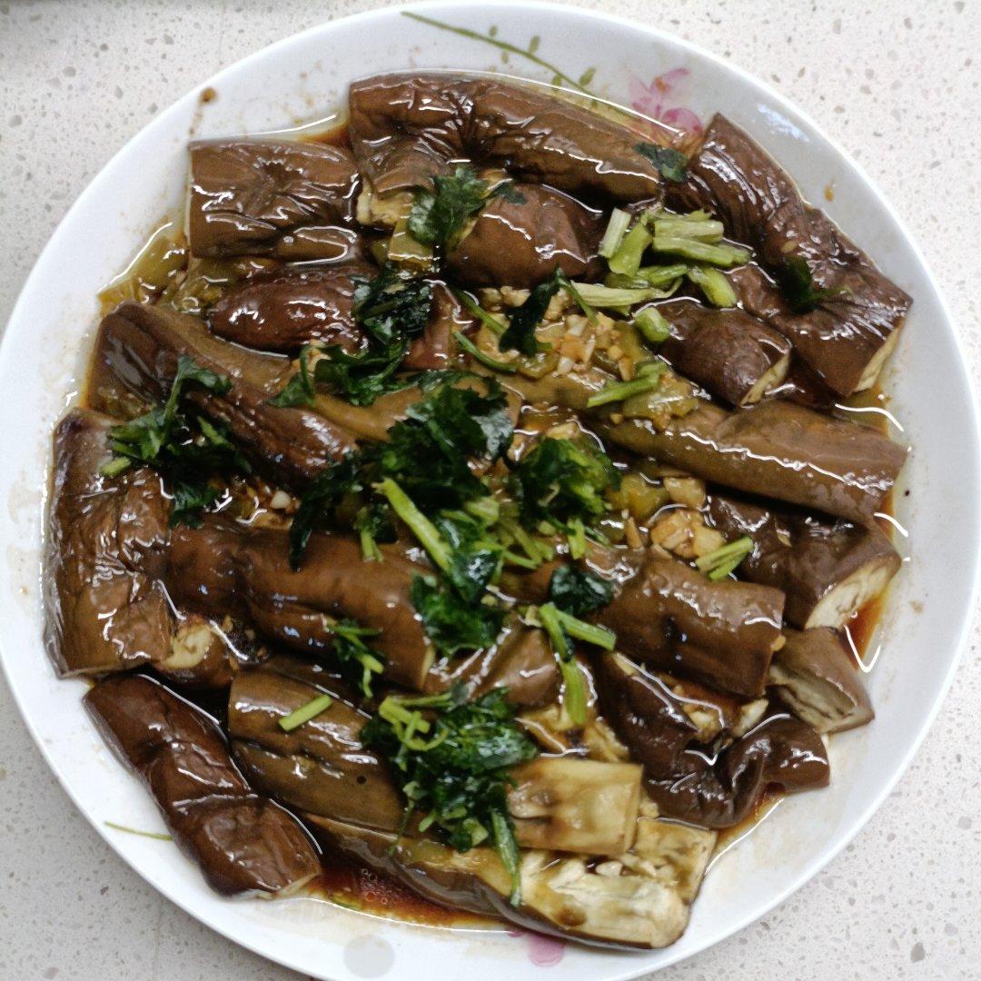 简单、少油的蒜蓉蒸茄子（长茄）