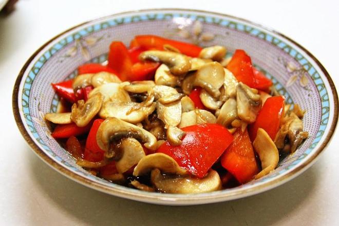 红彩椒炒白蘑菇的做法