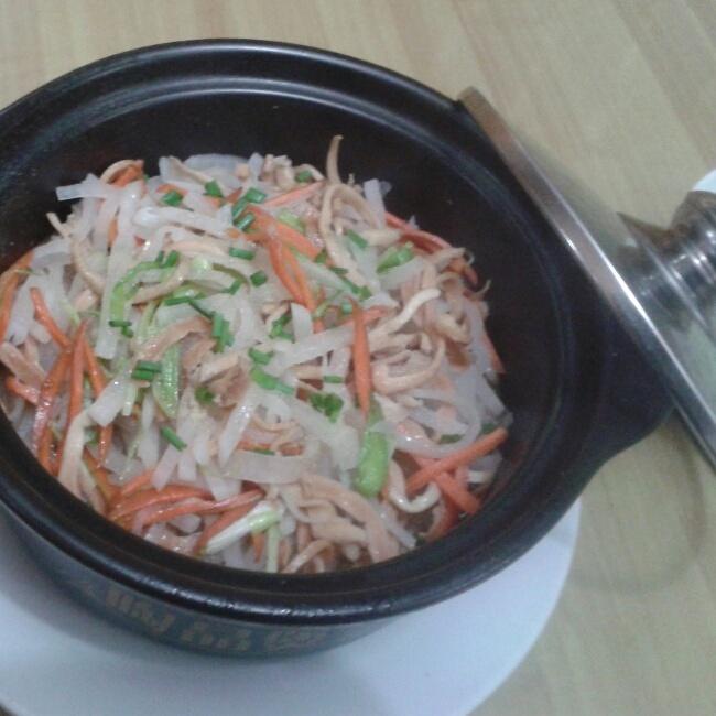 鱿鱼萝卜丝煲的做法