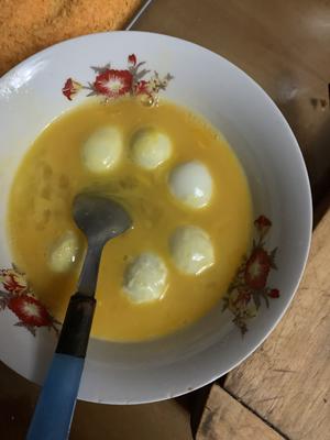 炸鹌鹑蛋的做法 步骤2