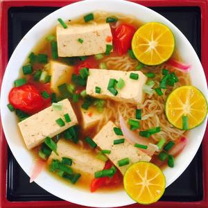 番茄洋葱豆腐汤米粉 Tomato Onion Tofu Rice Noodle Soup的做法 步骤5