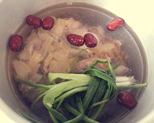 鱼胶天麻红枣土鸡汤的做法 步骤4