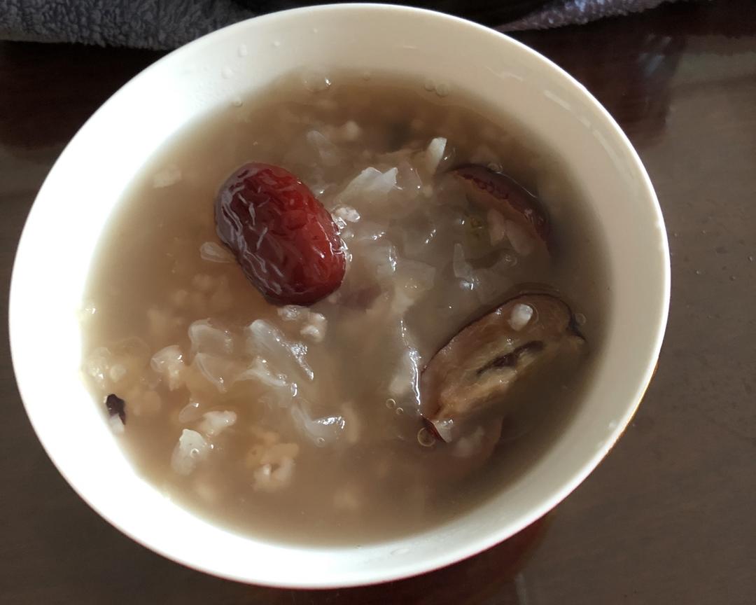 冰糖银耳红枣八宝粥