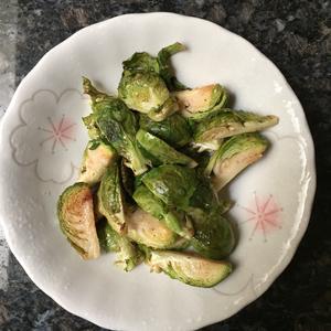 烤孢子甘蓝 Roasted Brussel Sprouts的做法 步骤4