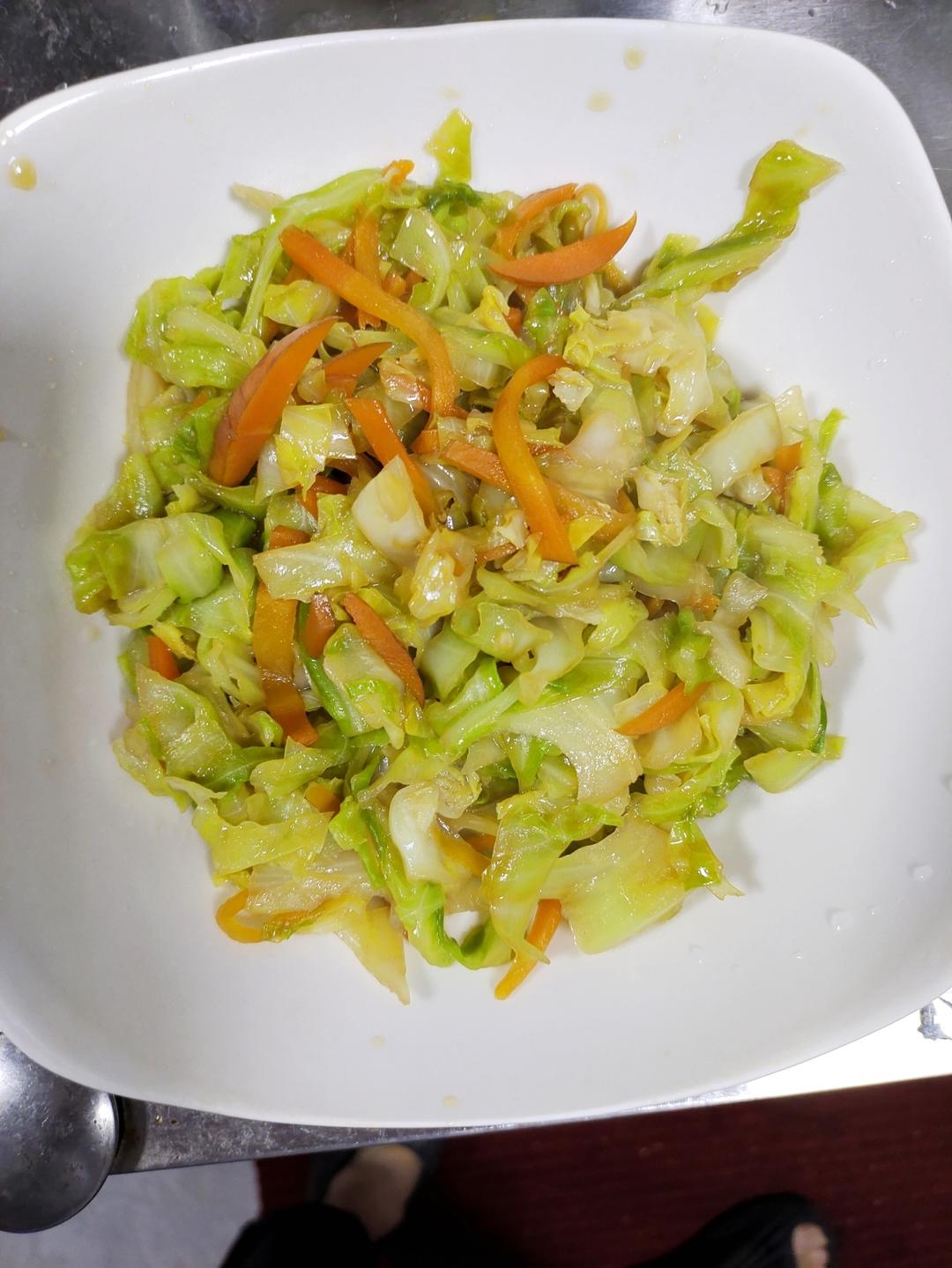 快手素炒圆白菜胡萝卜丝