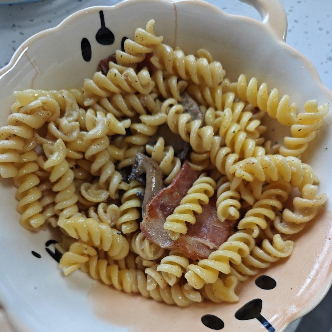 白汁蘑菇培根意粉