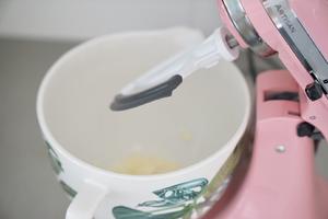 KitchenAid | 乳酪焦糖布丁烧的做法 步骤4