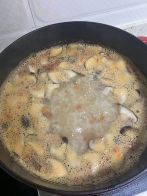 闻到鲜的铸铁锅鲜虾粥的做法 步骤3