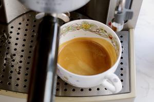 拿铁咖啡（惠家咖啡机制作）的做法 步骤16