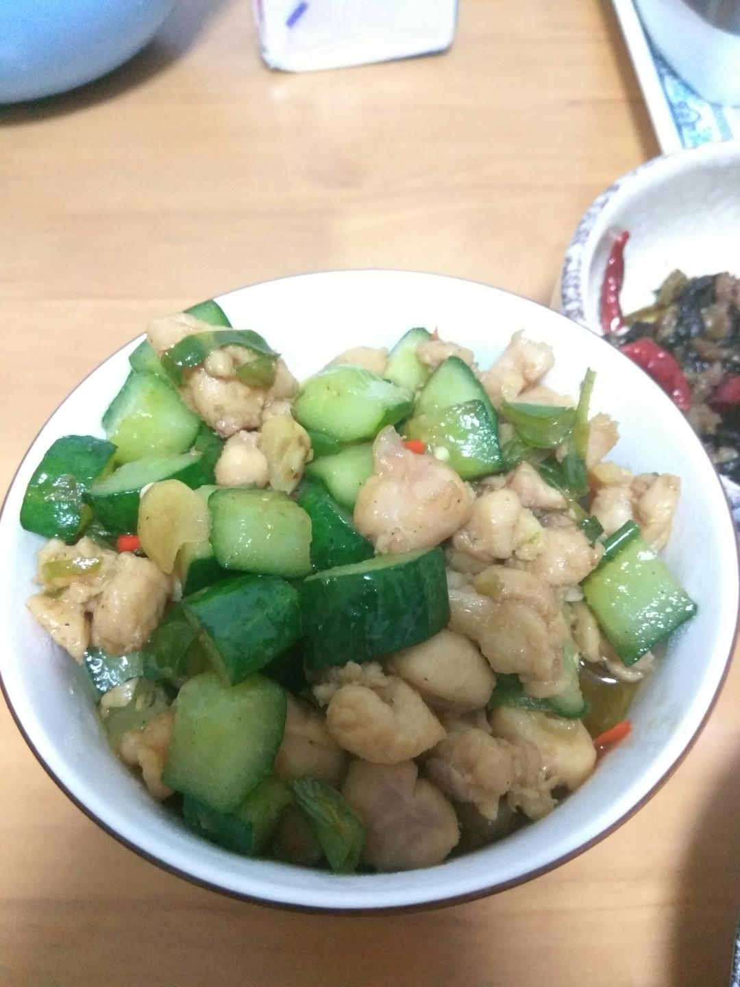 黄瓜青椒炒鸡腿