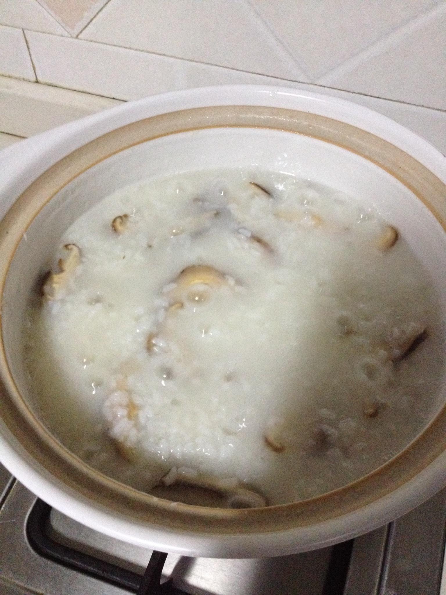 砂锅基围虾粥的做法 步骤3