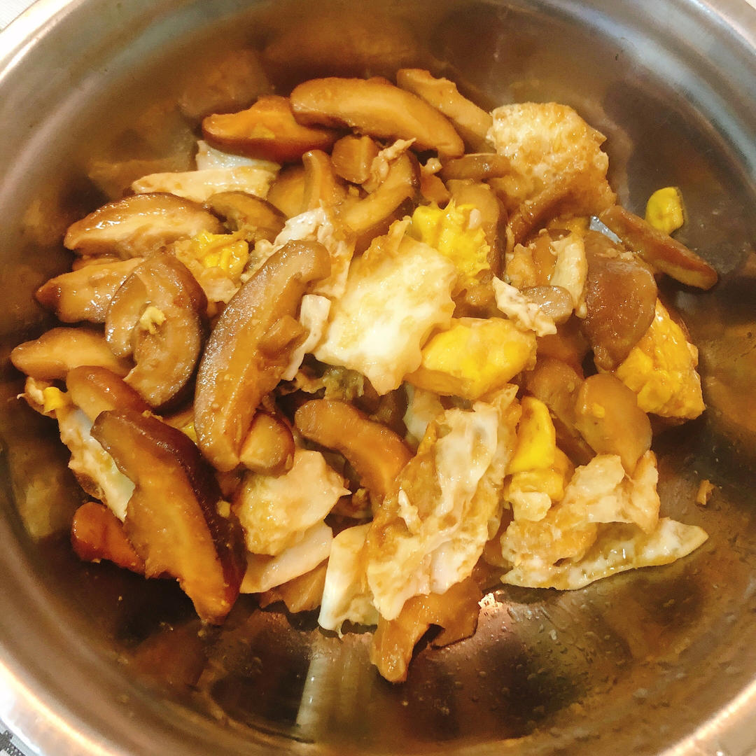 铝饭盒里的香菇炒鸡蛋