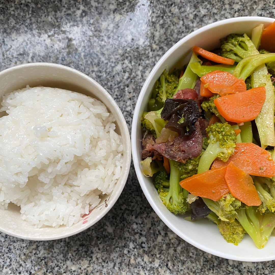 西兰花炒腊肠，赞！
