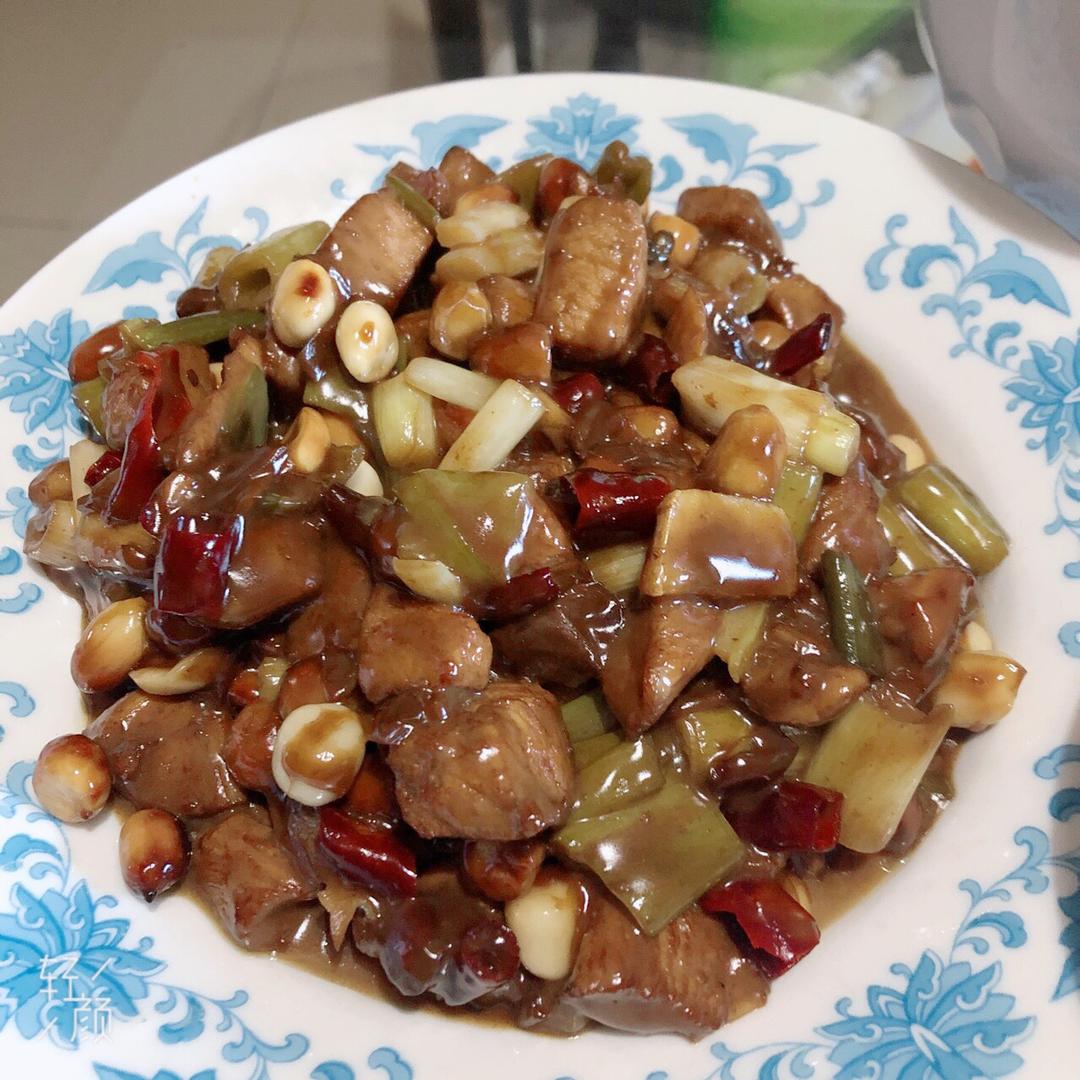 正宗宫保（爆）鸡丁只应该有鸡丁，大葱白和花生，不应该有任何蔬菜，被下厨房里胡做宫爆鸡丁的给气着了
