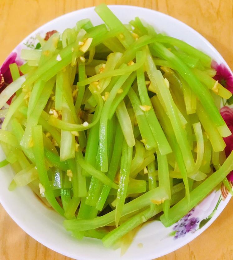 凉拌青笋丝的做法