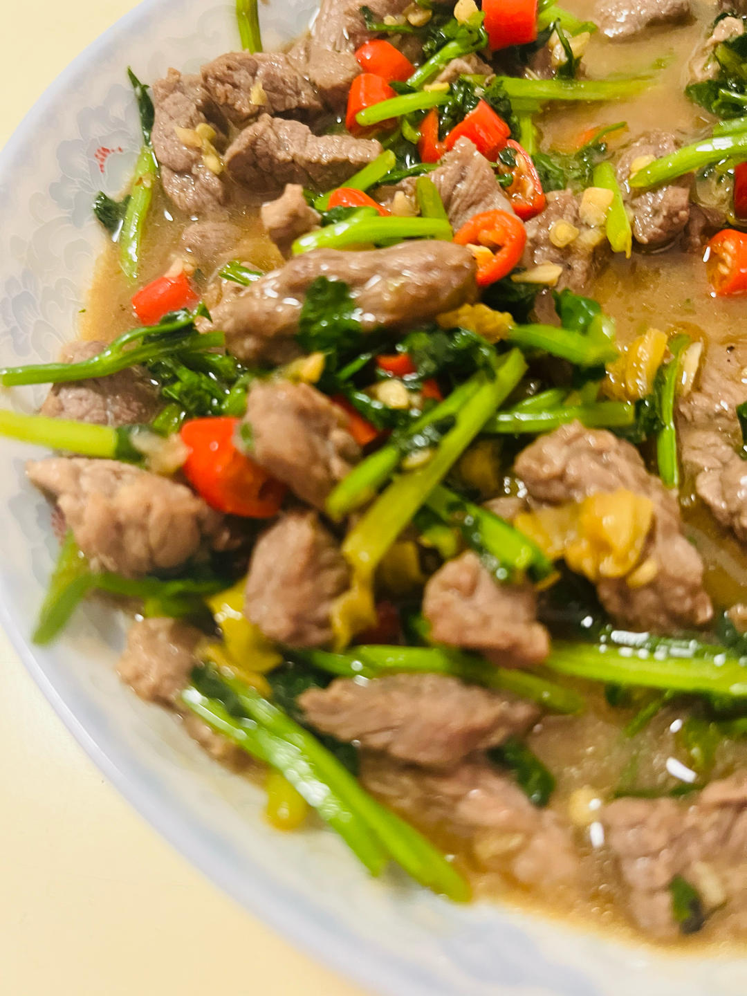 香菜炒牛肉，香辣下饭，爱吃香菜的朋友看过来，拌饭绝了