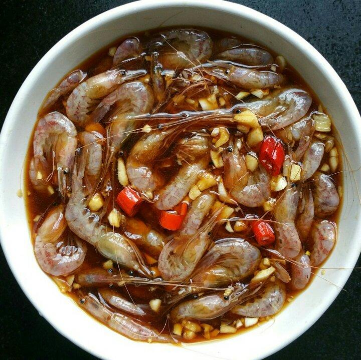 一只黑白猫做的生腌虾