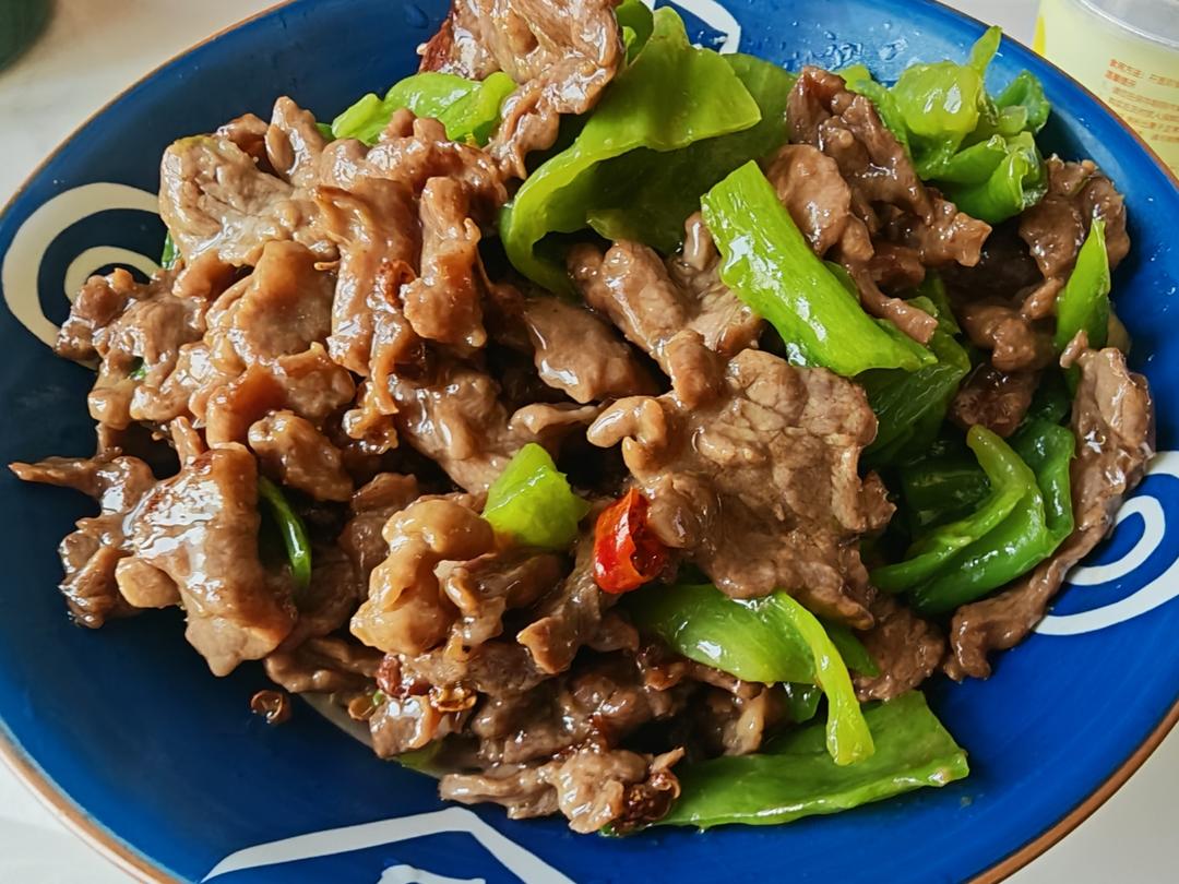 3分钟快手青椒炒牛肉，家庭版无盐无味精嫩香牛肉，我的常备菜单
