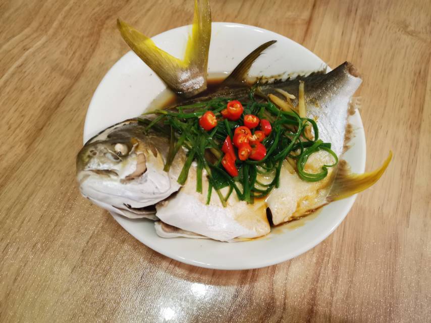 新手家常蒸鱼（附鲜美小秘诀）