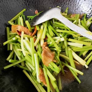 芹菜炒肉片的做法 步骤3