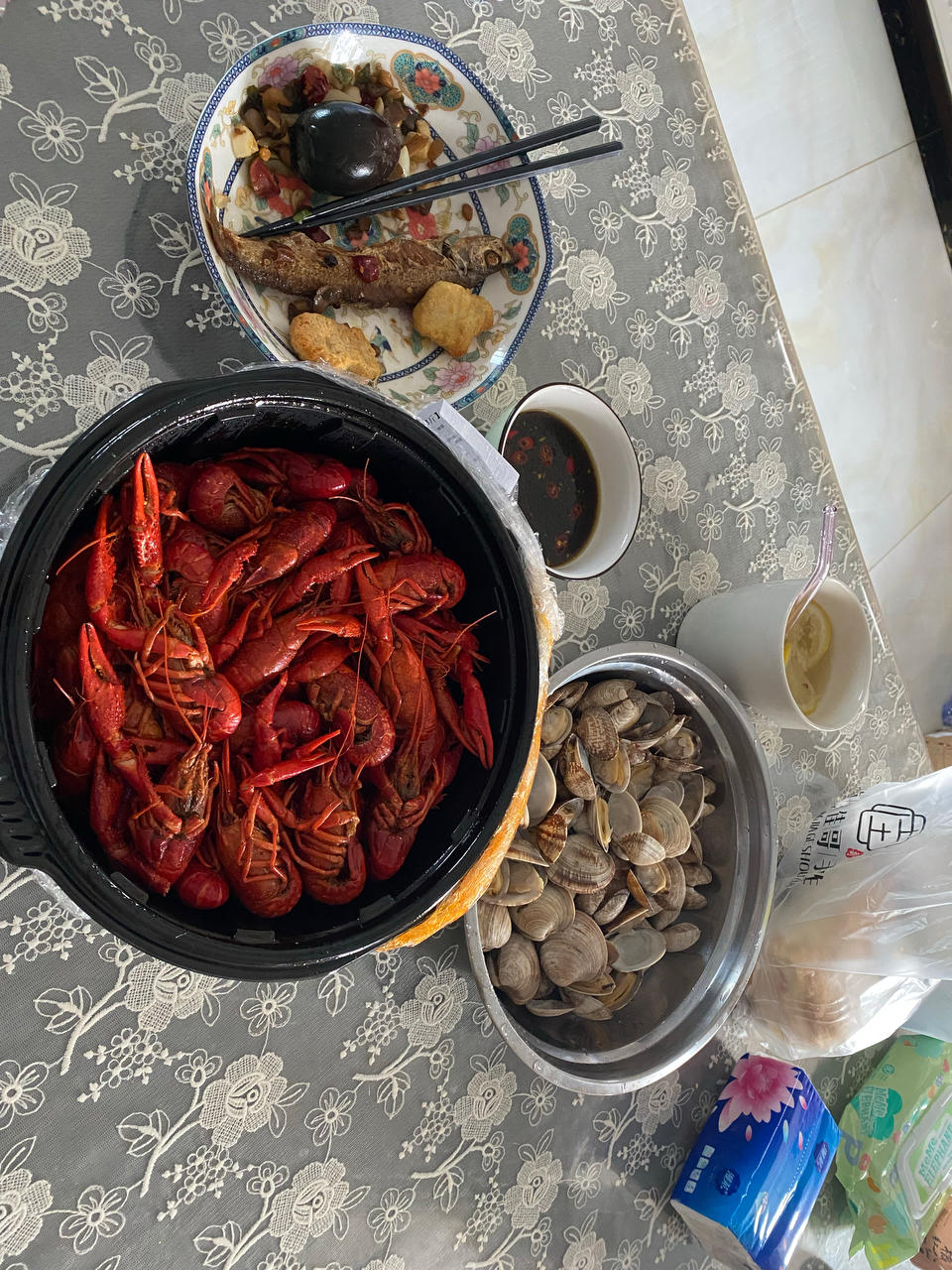 干净简单超香版十三香小龙虾（教你这么挑小龙虾，怎么彻底清洗）