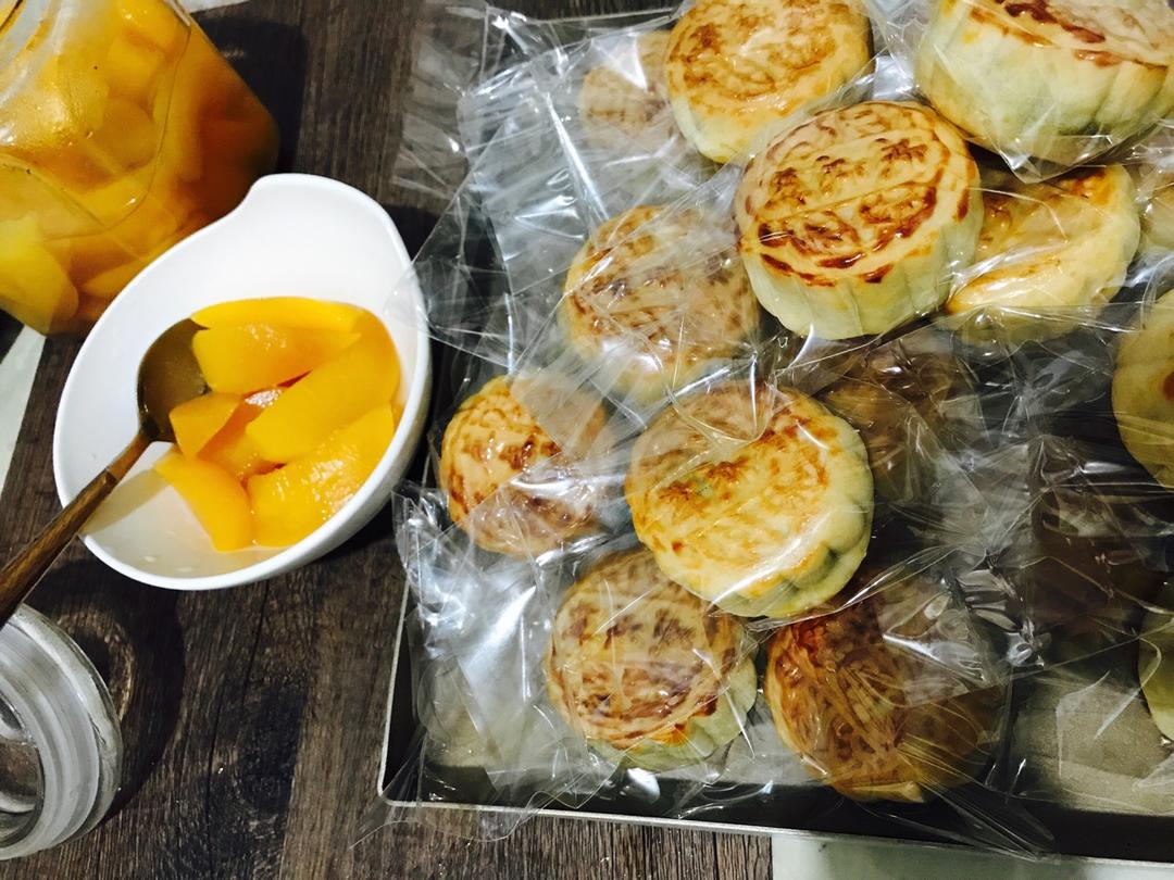 广式莲蓉蛋黄月饼 Moon Cakes with Egg yolk
