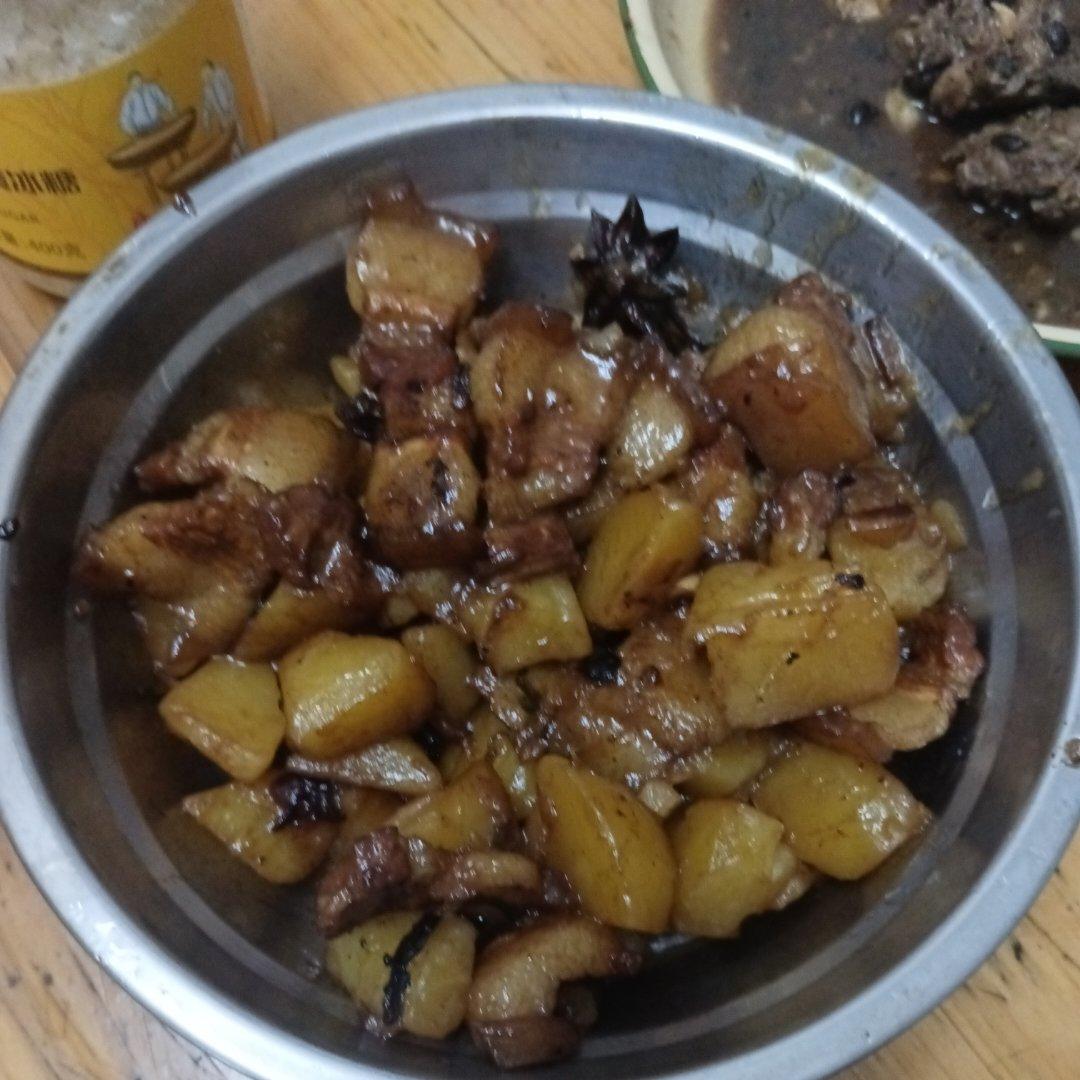 五花肉炖土豆