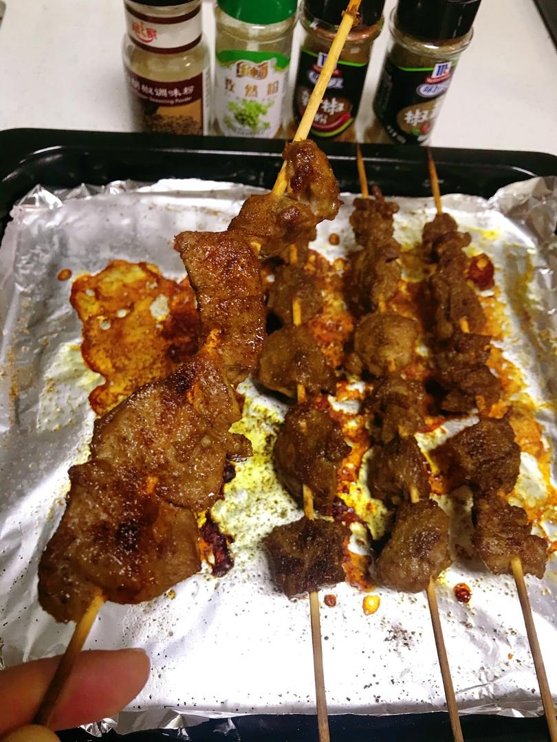 我有一只小猫咪和小兔儿做的烤羊肉串(烤箱版)