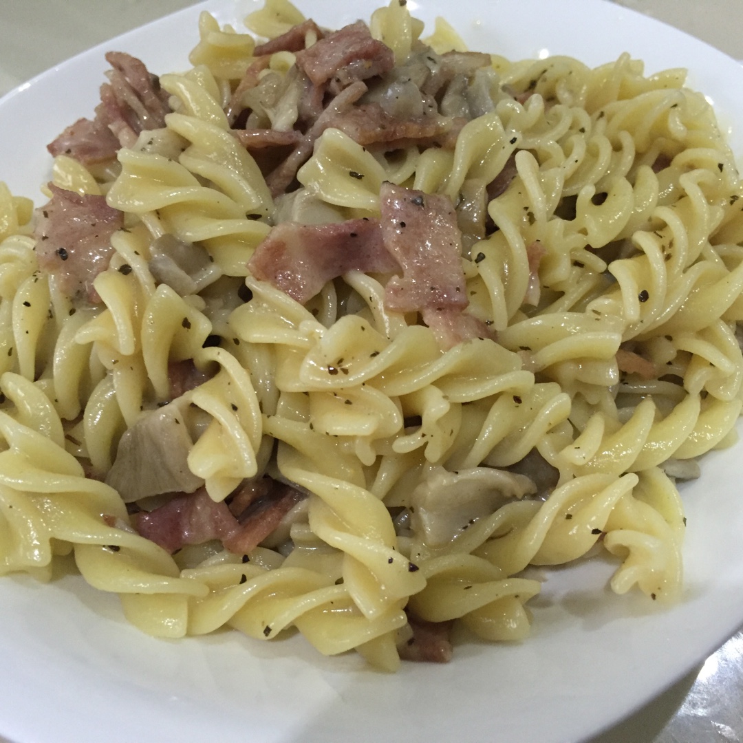 白蘑菇奶油培根意面