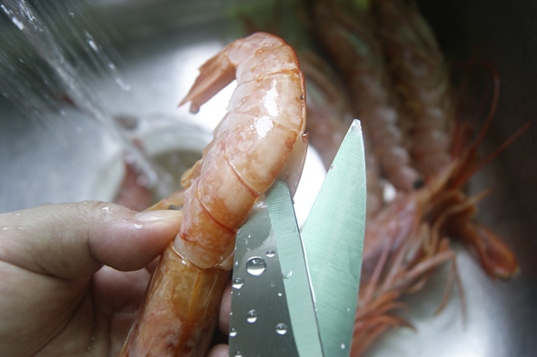 菜鸟也能胜任的宴客大菜【香煎阿根廷红虾】的做法 步骤3