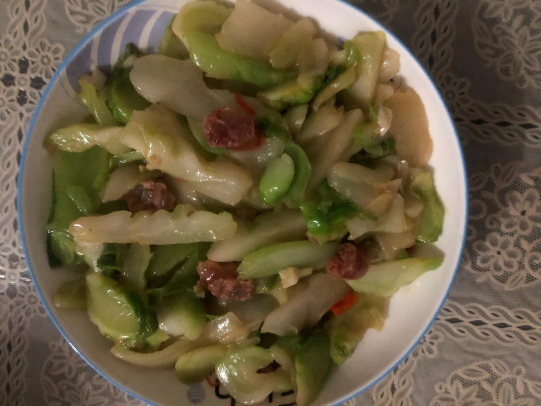 像极了小时候没肉吃才做的猪油渣炒儿菜