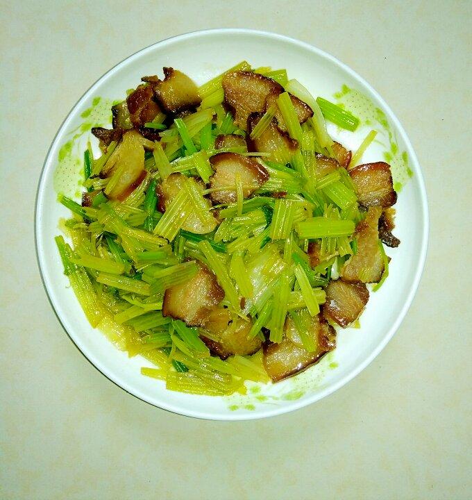 腊肉炒芹菜